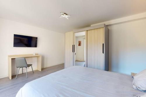 a bedroom with a large white bed and a desk at 08.Studio#Creteil#Loft#Exclusif in Créteil