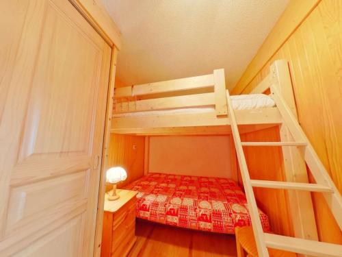 - une chambre avec 2 lits superposés et une échelle dans l'établissement Appartement Les Saisies, 2 pièces, 8 personnes - FR-1-594-41, à Hauteluce