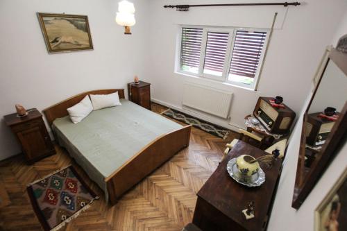 sypialnia z łóżkiem, stołem i telewizorem w obiekcie Casa Dell'Edera w Bukareszcie