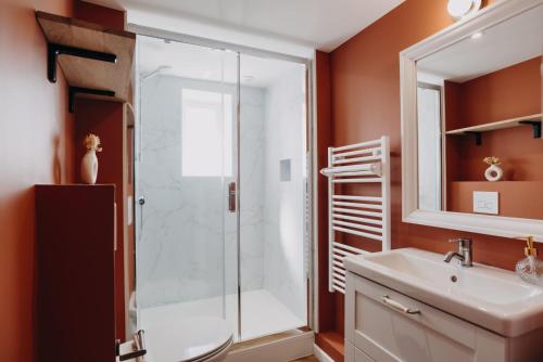 a bathroom with a glass shower and a sink at CLASSIC JOURNEY duplex centre ville Cholet in Cholet