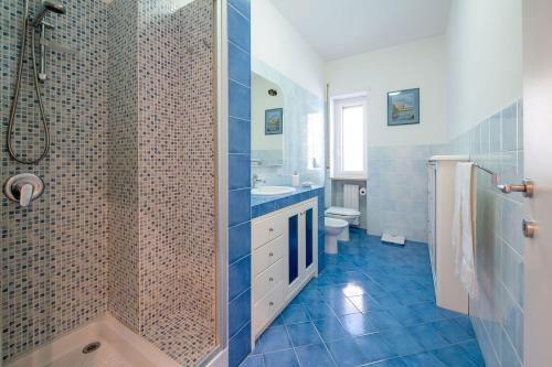 een badkamer met een douche, een wastafel en een toilet bij Gemma di Zagara Apartment in Sorrento