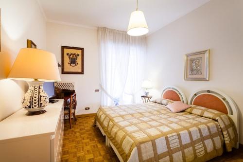 una camera con letto, scrivania e lampada di Maison Evita a Sorrento