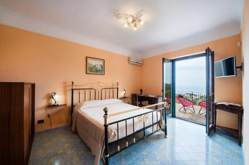 Schlafzimmer mit einem Bett und Meerblick in der Unterkunft Villa Turtle in Massa Lubrense