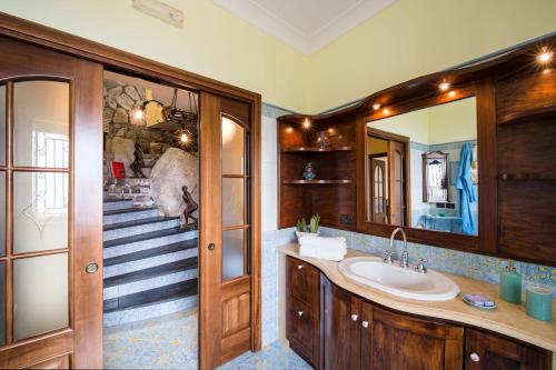 ein Badezimmer mit einem Waschbecken und einer Treppe in der Unterkunft Villa Turtle in Massa Lubrense
