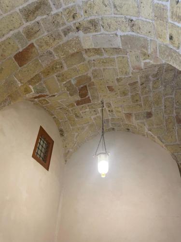 a light bulb hanging from a brick ceiling in a room at Maison typique de la médina in Tunis