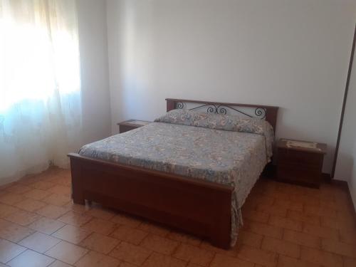 1 dormitorio con cama y ventana en I Paoletti apartment! en Quartu SantʼElena