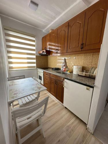 Η κουζίνα ή μικρή κουζίνα στο Klinti's apartment