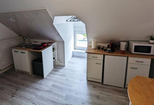 卡昂的住宿－Studio calme et cosy，厨房配有水槽和炉灶 顶部烤箱