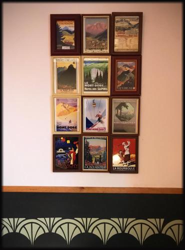 une rangée de photos sur un mur blanc dans l'établissement Maisonnette art déco, à Choriol