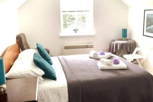 a bedroom with a bed with towels on it at Self-contained 1-Bed Apartment in Kirriemuir in Kirriemuir