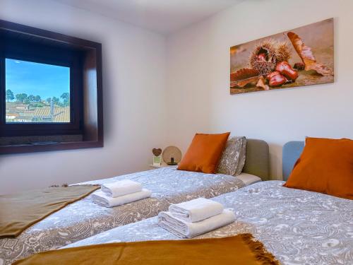 due letti uno accanto all'altro in una camera da letto di Casa do Souto - Nature & Experiences - Turismo Rural a Bragança