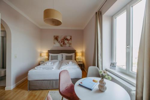 une chambre d'hôtel avec un lit et une table dans l'établissement Villa SEEhnsucht, à Jois