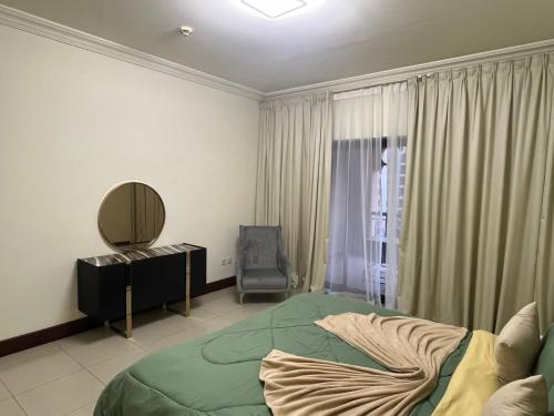 ドバイにある2Bedroom Palm Jumeirah luxury Stay At Golden Mile 10のベッドルーム1室(ベッド1台、鏡、椅子付)