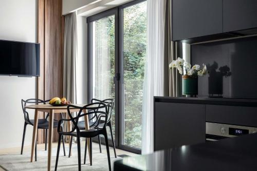 Kuchyň nebo kuchyňský kout v ubytování The Central Kirchberg - Smart ApartHotel