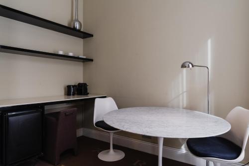 a small kitchen with a table and two chairs at Hotel Roemer Amsterdam in Amsterdam