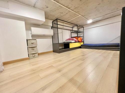 Postel nebo postele na pokoji v ubytování Art house by NHÀ TUI share