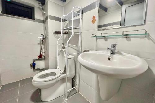 Koupelna v ubytování Art house by NHÀ TUI share