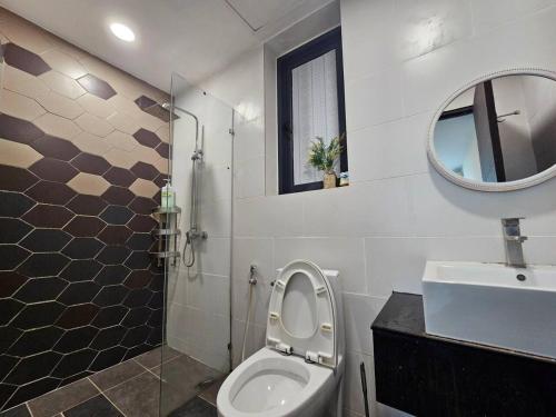 een badkamer met een toilet, een wastafel en een spiegel bij Lovely Vivacity Jazz 2 Cozy Condo 2 Card LV6B in Kuching