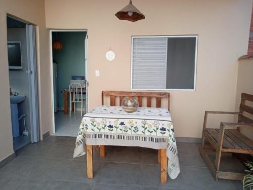 uma mesa com uma toalha de mesa numa sala em Cozy House Booking Indaiatuba em Indaiatuba