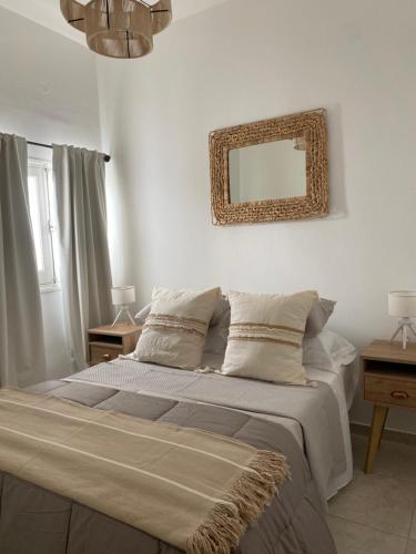 um quarto com uma cama com um espelho na parede em CASA ALQUILER TEMPORAL VILLA CABRERA em Córdoba