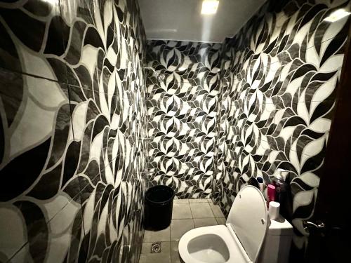 uma casa de banho com WC e uma parede em preto e branco em Limewood Residences- Bago City near Bacolod em Bago