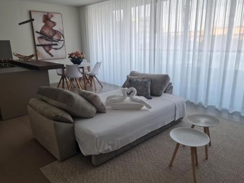 - un salon avec un canapé et une table dans l'établissement Luxury apartment Lisbon, à Lisbonne