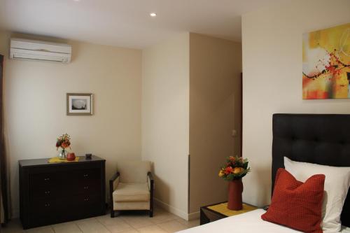 - une chambre avec un lit, une chaise et une chaise dans l'établissement Centre ville à 5 mn à pied du Palais et plages, à Cannes