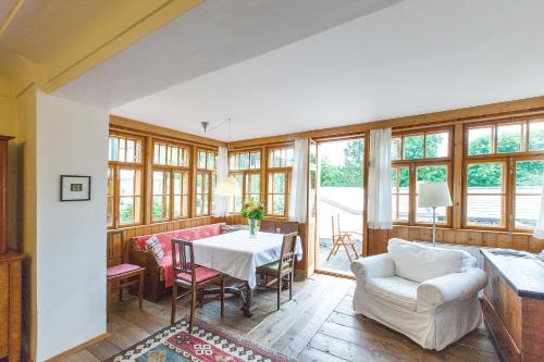 Stadthaus Mariazell في ماريازيل: غرفة معيشة مع طاولة وكراسي