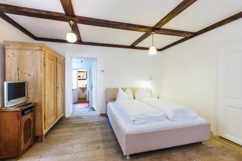 Ένα ή περισσότερα κρεβάτια σε δωμάτιο στο Stadthaus Mariazell