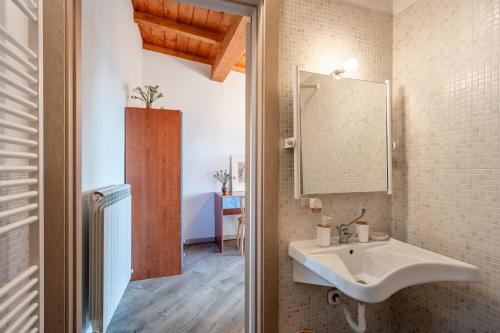 une salle de bain avec un lavabo et un miroir dans l'établissement Agriturismo La Vecchia Scuola, à Villa Collemandina