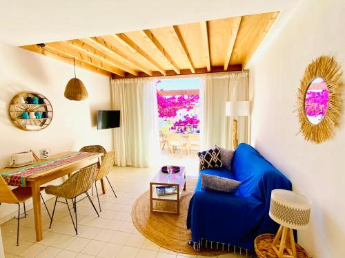un salon avec un canapé bleu et une table dans l'établissement Duplex face mer . Cavalière le Lavandou 3 chambres, au Lavandou