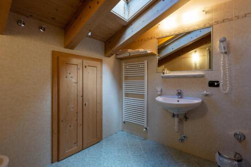 bagno con lavandino e specchio di Bait Da Menin a Livigno