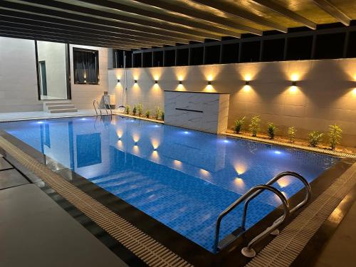 สระว่ายน้ำที่อยู่ใกล้ ๆ หรือใน Grazio outhouse, A Contemporary designed 4bhk farm with swimming pool, massive living areas, bar.