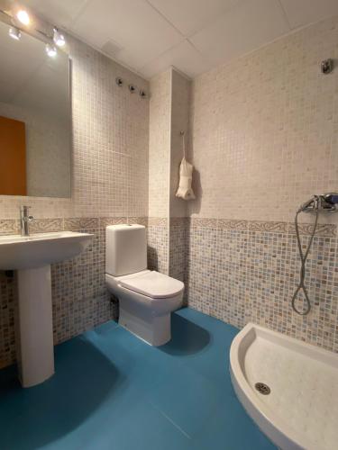 ラメトリャ・デ・マールにあるVilla Palmeraのバスルーム(トイレ、洗面台、バスタブ付)