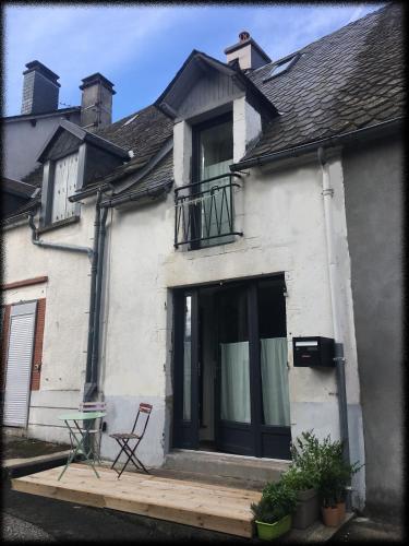 Cette maison blanche dispose d'un balcon et d'une terrasse. dans l'établissement Maisonnette art déco, à Choriol