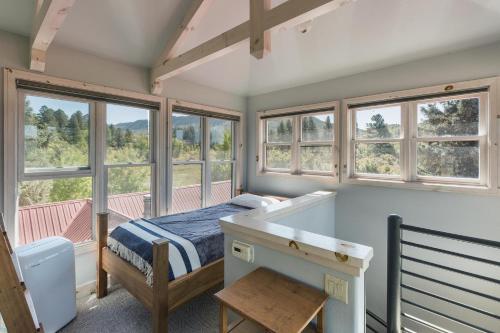 1 dormitorio con 1 cama en una habitación con ventanas en 3076 W Highway 160 - Main House en Mancos