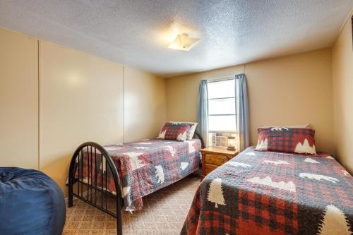 una camera da letto con due letti e una finestra di Charming Santa Rosa Home with Mountain Views and Porch a Santa Rosa
