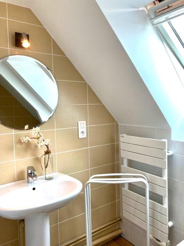une salle de bain avec un lavabo et un miroir dans l'établissement CÔTE MER, à Quiberville
