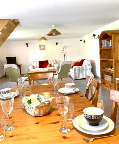 une table en bois avec des assiettes et des verres à vin dessus dans l'établissement CÔTE MER, à Quiberville