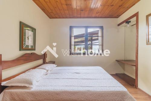 1 dormitorio con cama y ventana en Casa com linda vista em Campos do Jordão, en Campos do Jordão