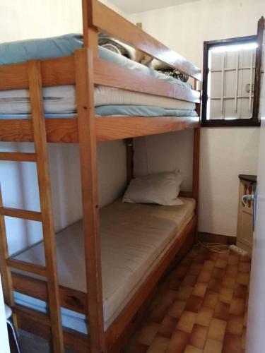 quelques lits superposés dans une chambre dans l'établissement Appartement 4/6 Personnes Plain Pied - 5min Plage - Piscine en face, au Cap d'Agde