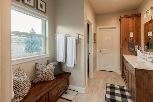 Η κουζίνα ή μικρή κουζίνα στο Marysvale Adventure Retreat