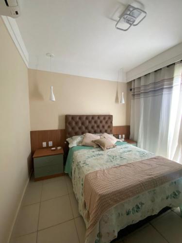 a bedroom with a bed and a window at Apt B215 Quartier - Aldeia das Águas in Barra do Piraí
