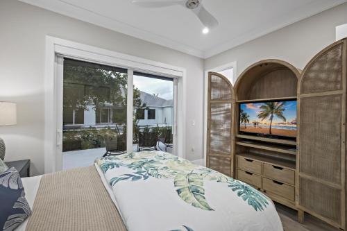 1 dormitorio con 1 cama y TV de pantalla plana en 1430 Wayne Avenue, en Marco Island
