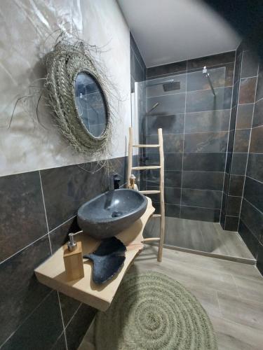 y baño con lavabo y espejo. en Aparthotelmadridea, renovated quiet apartments, Madrid, en Madrid