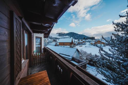 einen Balkon eines Hauses mit Schnee auf dem Boden in der Unterkunft LOBE Apartment in Bad Mitterndorf