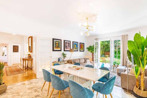 una sala da pranzo e un soggiorno con tavolo e sedie. di Grand & Classy Apartment with Private Garden, Villa des Ammonites a Meudon