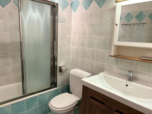 Koupelna v ubytování Appartement avec Terrasse au Pied des Pistes, Centre des Gets, 3 Étoiles, 6 pers., Animaux Acceptés - FR-1-623-280