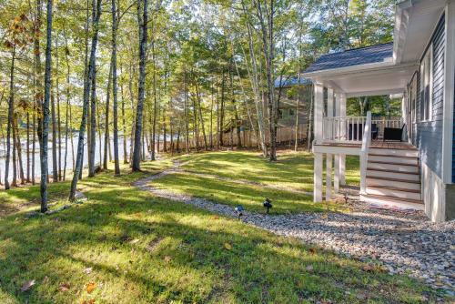 Taman di luar Maine Waterfront Home with Fire Pit and Scenic Views!
