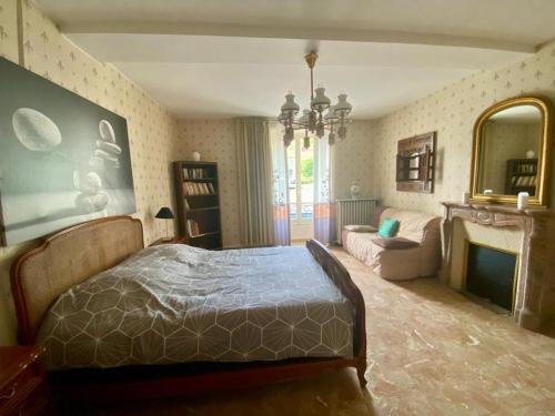 een slaapkamer met een bed en een woonkamer bij Homelière in Villeneuve-sur-Bellot